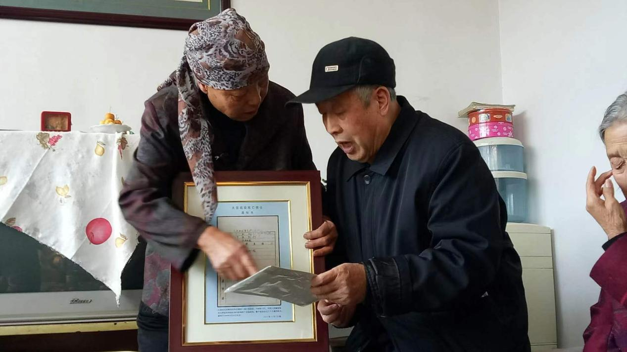 2017年，河北蔚縣，王艾甫將烈士王玉山的陣亡通知書交到烈屬手中。